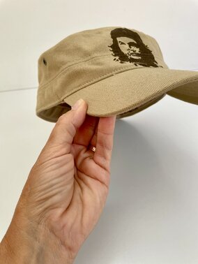 casquette cubaine couleur olive beige avec la tête de Che Guevara peinte à la main par Elles et No.